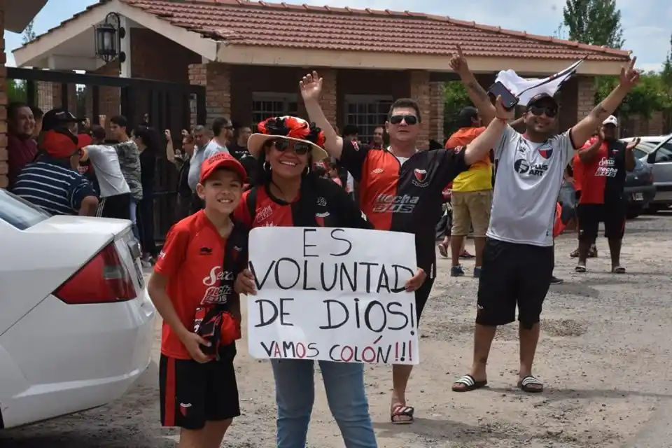 Los hinchas de Colón despiden a sus jugadores que viajan rumbo a Paraguay