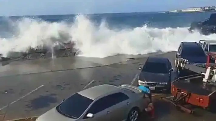 MAR DE FONDO arrastró vehículos y dañó estructuras en Puerto Cabello y Anzoátegui