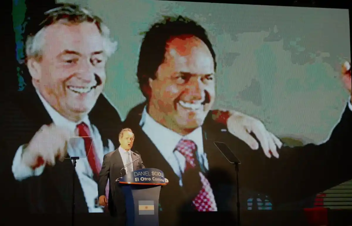 Tras lanzar su precandidatura a presidente, Scioli pidió "no cargar todo el peso de la oposición" en Cristina