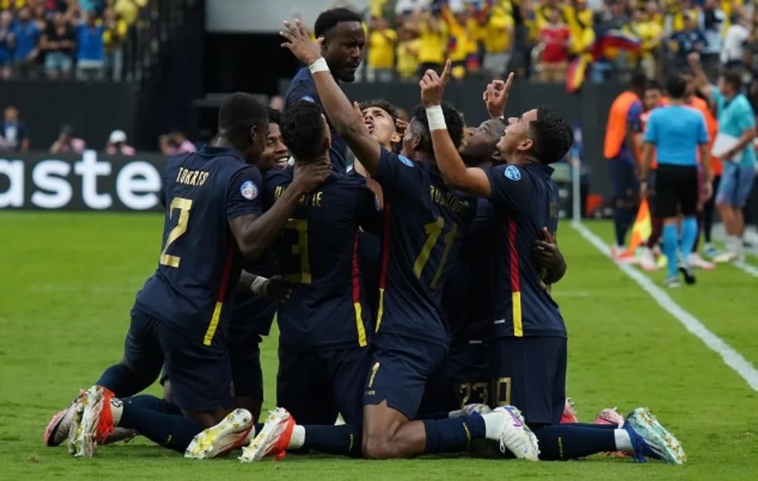 Los jugadores de Ecuador festejan el primer gol del partido