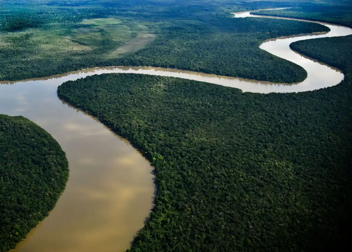 ¿Qué hacen dos integrantes de la GNB en embarcación colombiana con víveres?