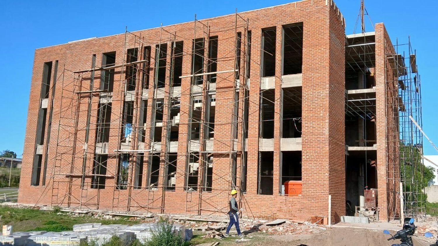 Imponente estructura sobre la avenida con ladrillo visto en las paredes exteriores