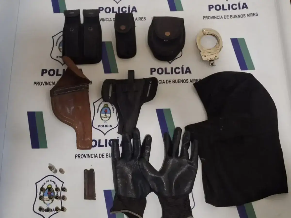 Detuvieron a un hombre y secuestraron municiones y un chaleco antibalas en Los Acantilados