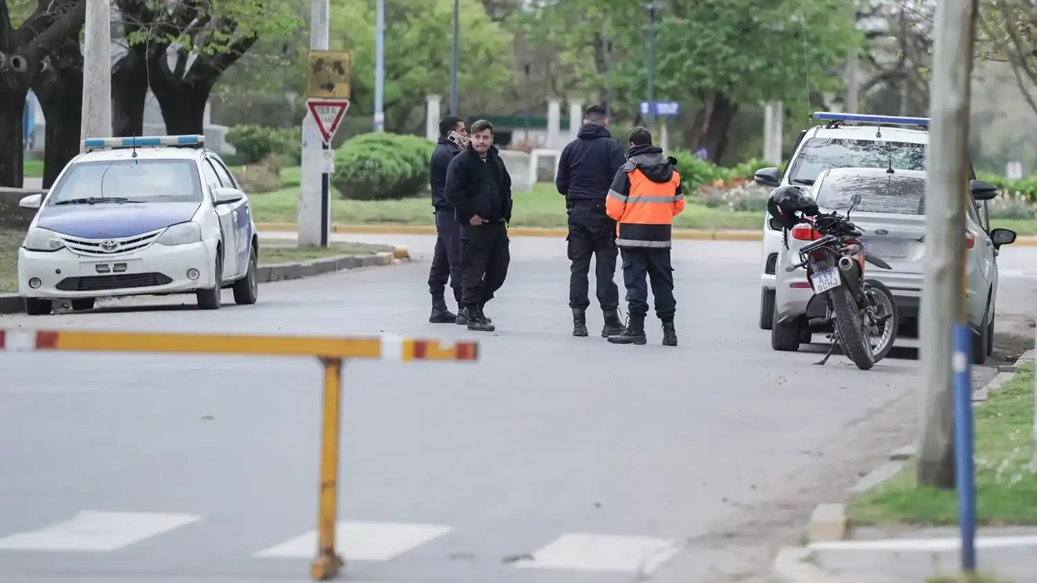 Personal policial lo encontró esta tarde durmiendo en el auto en la Plaza Dardo Rocha