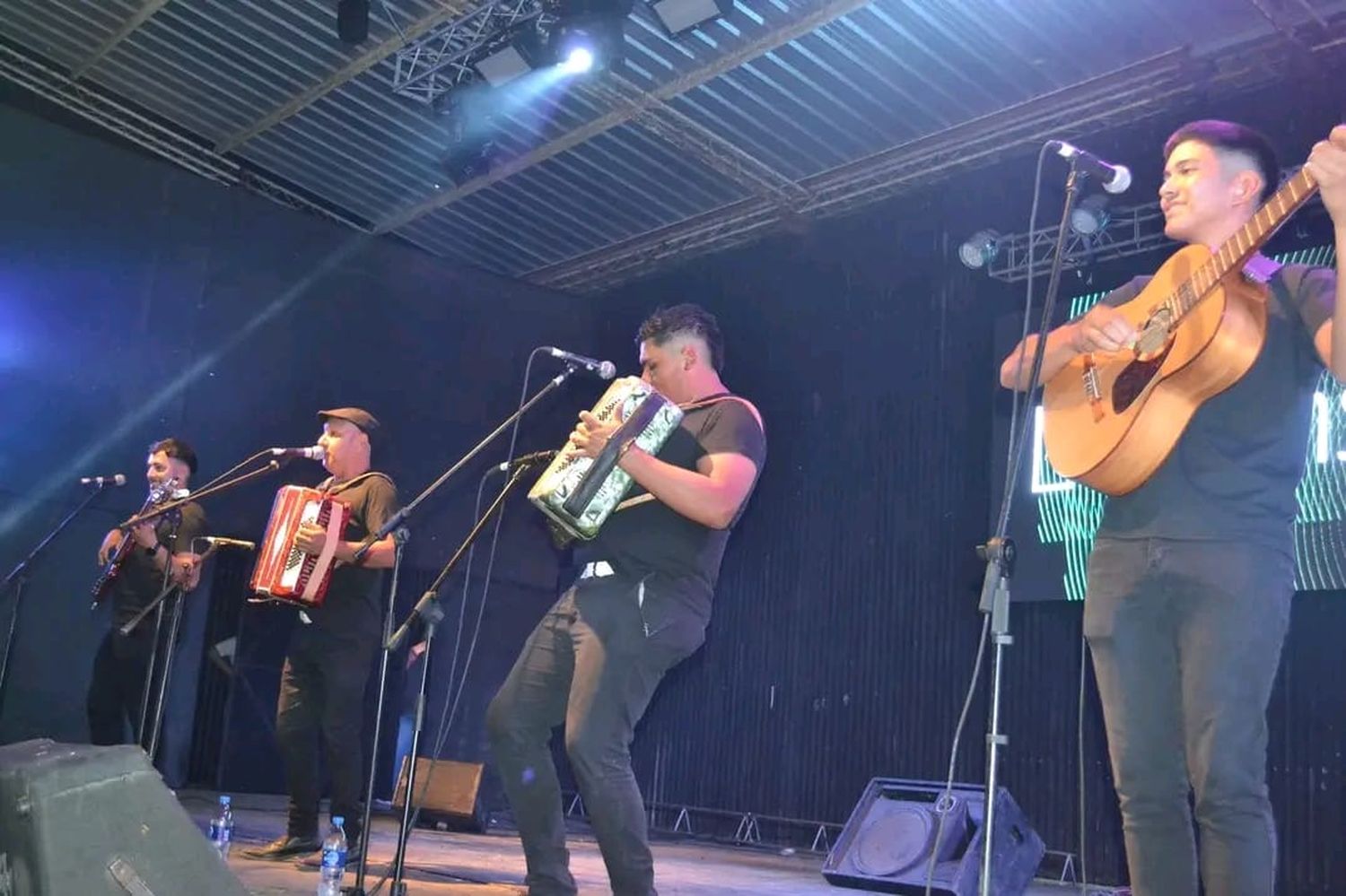 Leo Insaurralde y sus chamameceros.