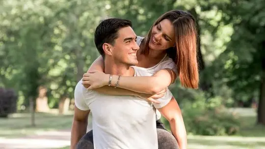 Pareja feliz (NA/Freepik)
