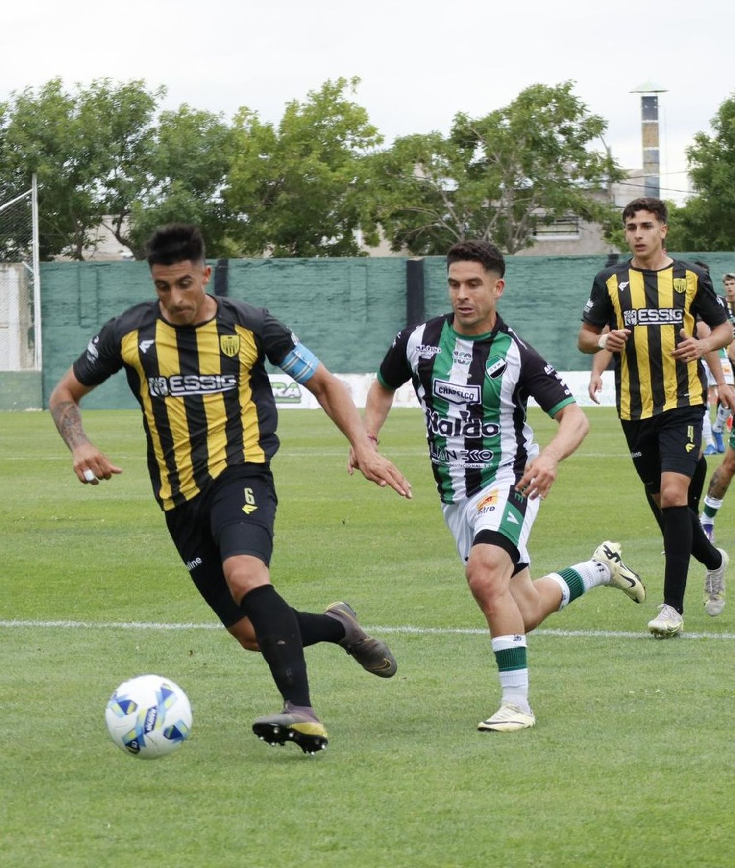 FOTO PRENSA VILLA MITRE Agustín Jara, con el control de la pelota en el partido del domingo pasado.