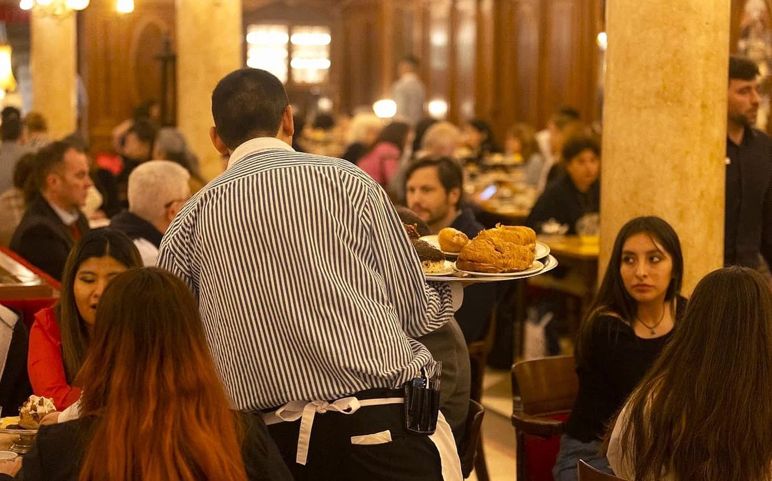 La medida impactaría en restaurantes, bares y cafés de todo el país.