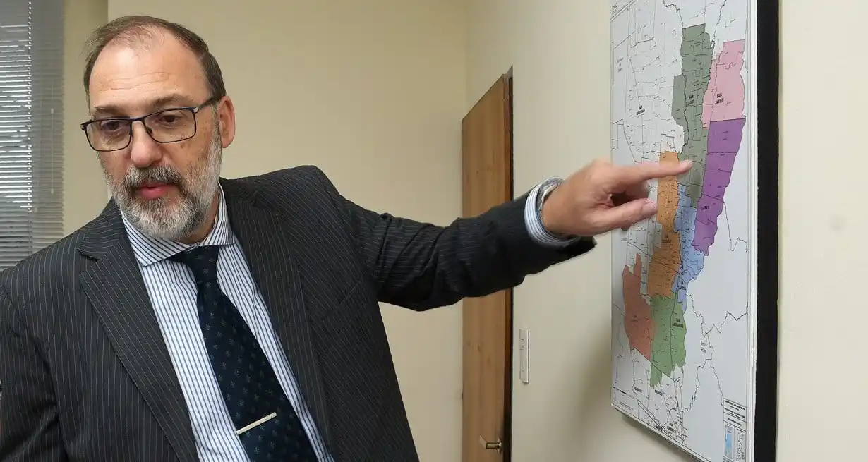 El fiscal Jorge Nessier analiza el mapa territorial de la Regional N° 1. Foto: Guillermo Di Salvatore