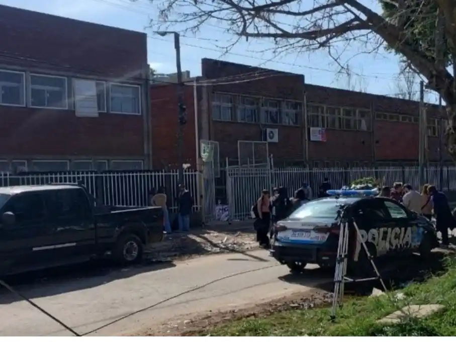 La escuela en la que falleció un obrero de la construcción. (@radio2)