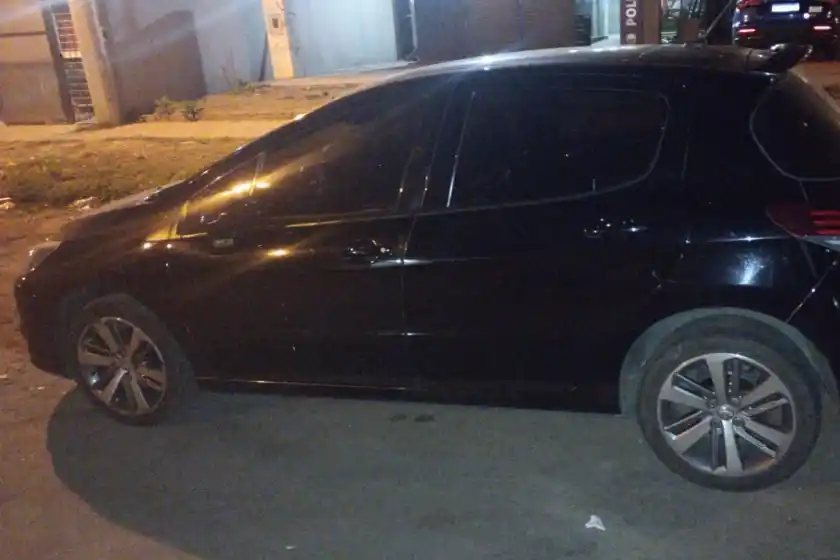 Quisieron evadir un control, trataron de sobornar a la Policía y se descubrió que circulaban en un auto robado