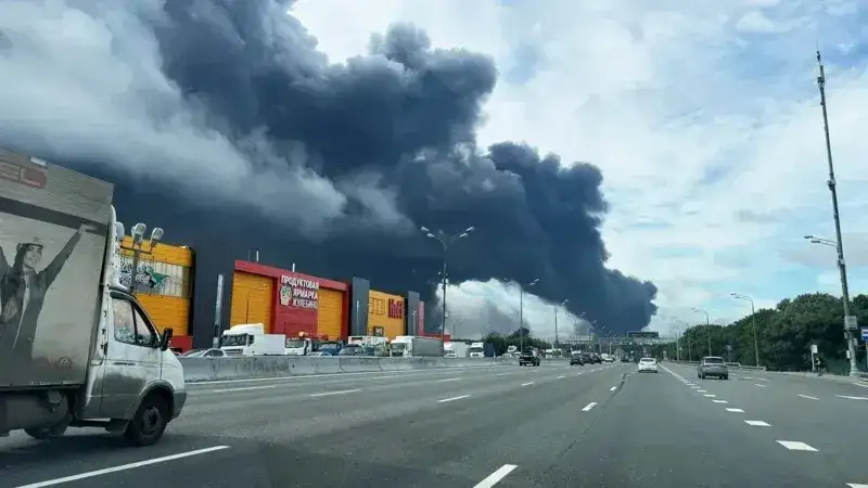 El incendio en la refinería de Kapotnya era visible para los automovilistas que circulaban por la circunvalación de Moscú. (Foto: Reuters)