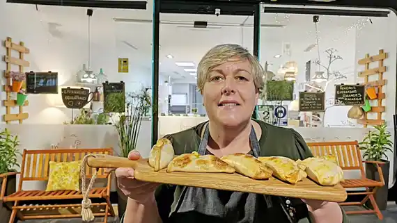 Una tandilense que deleita con sus empanadas a todos en Almería, España
