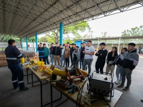 Estudiantes participan de una jornada educativa sobre seguridad en instalaciones domiciliarias de gas, organizada por Metrogas.