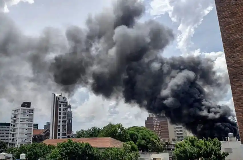 Impactante incendio en fábrica de corcho sacude a los vecinos de barrio del Abasto