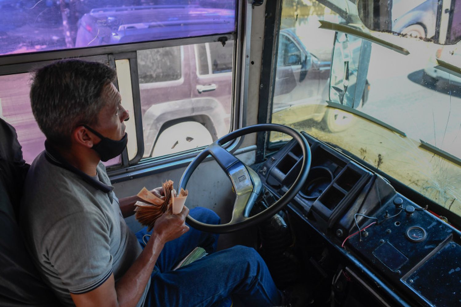ANTE LA FALTA DE EFECTIVO: autobuses se han convertido en las casas de cambio de los venezolanos