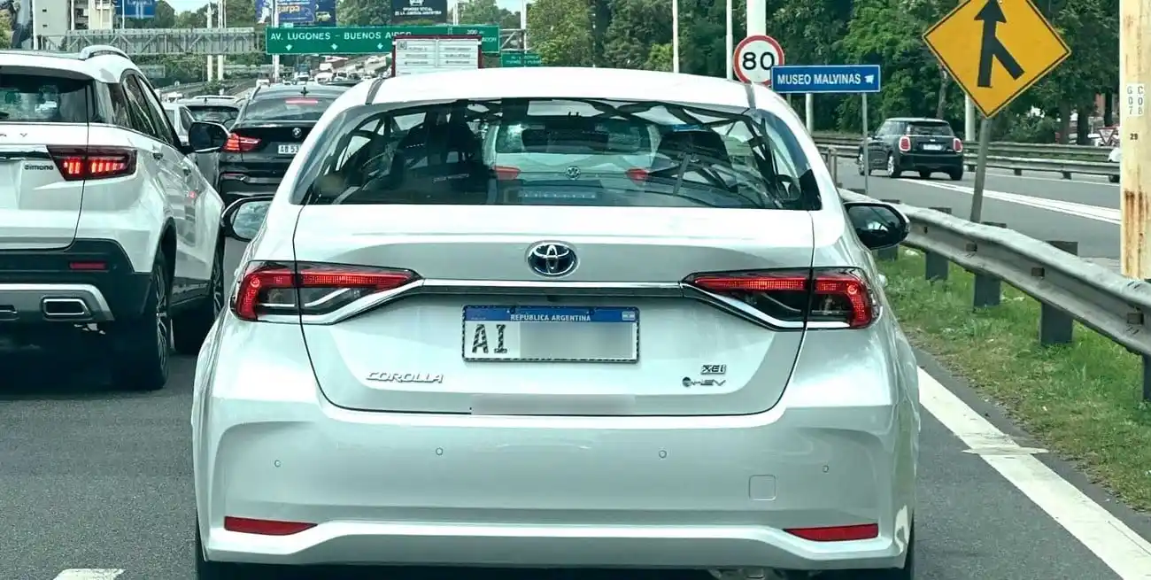 La nueva nomenclatura ya está en las calles. Se oculta por privacidad la patente completa. Foto: @Diecasalde