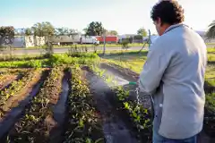 Trabaja la huerta Agroecológica del Pro Sol