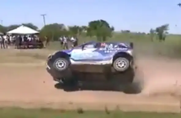 El Piojo López volcó a bordo de un auto del Rally Argentino