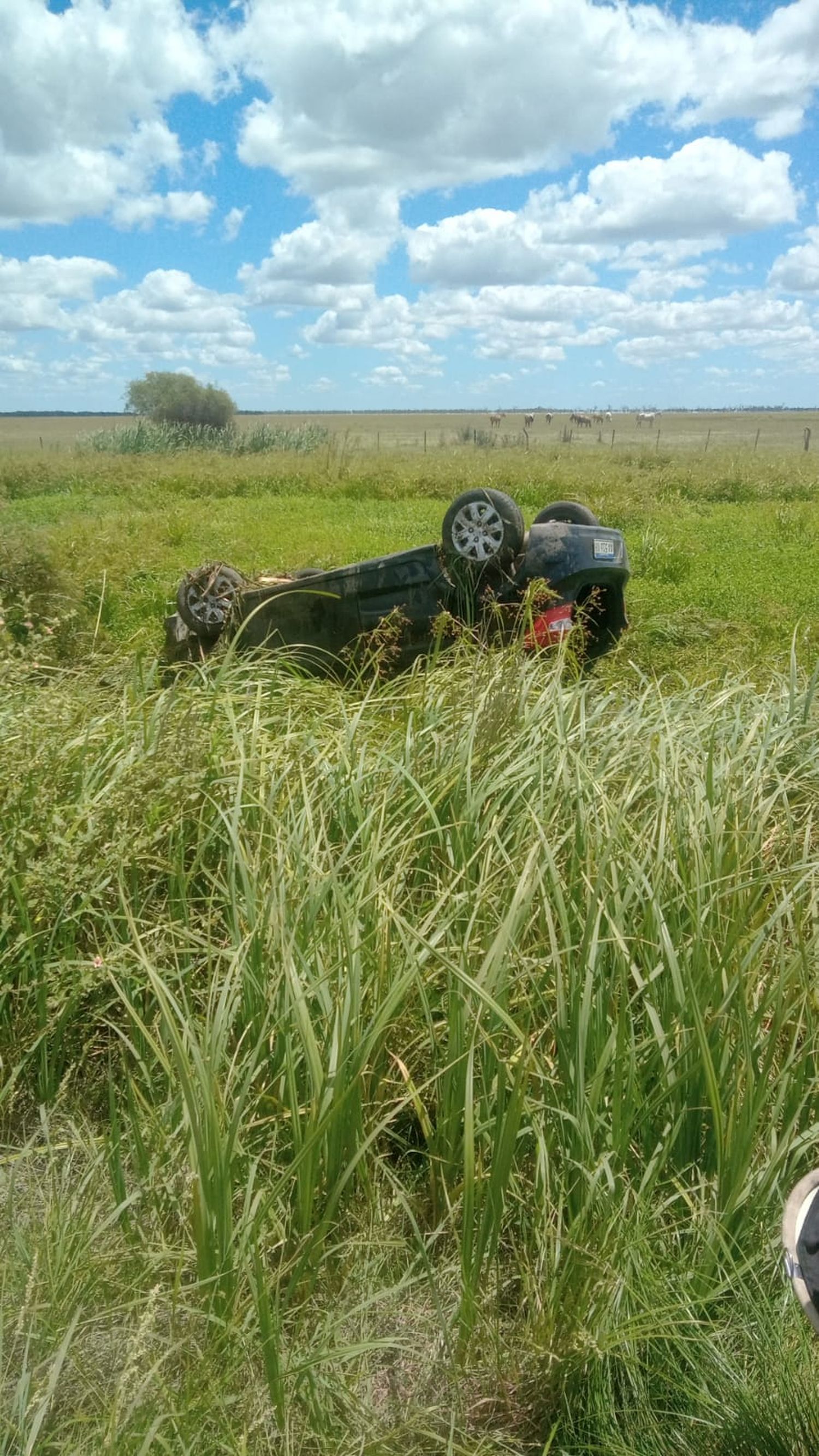 Una docente volcó con su auto y debió ser trasladada por una ambulancia