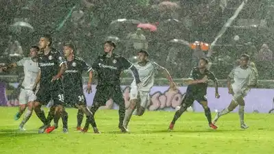 Imágenes del partido Banfield - Independiente bajo la lluvia.