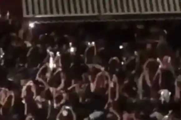 "Hay que sacarlos por el balcón": Messi salió a comer en familia y fue rodeado por una multitud