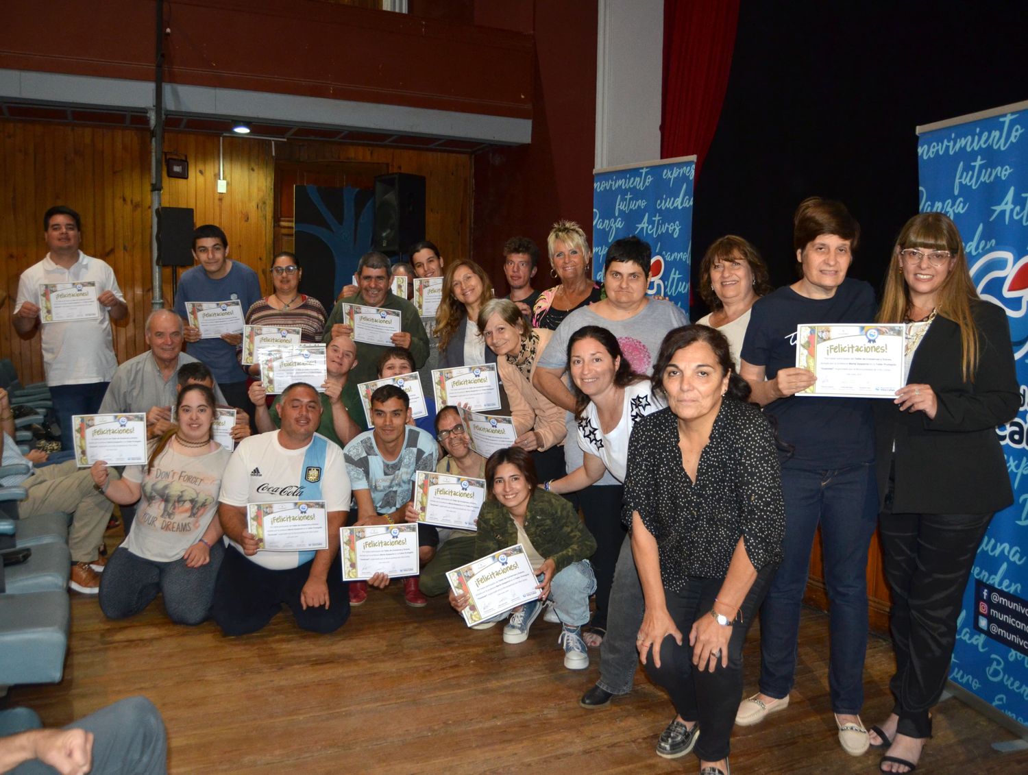 Alumnos con sus diplomas en mano.