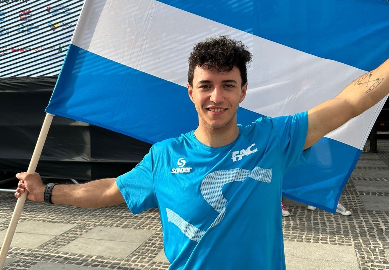 Semifinalista. Manuel Trípano posa con la bandera argentina