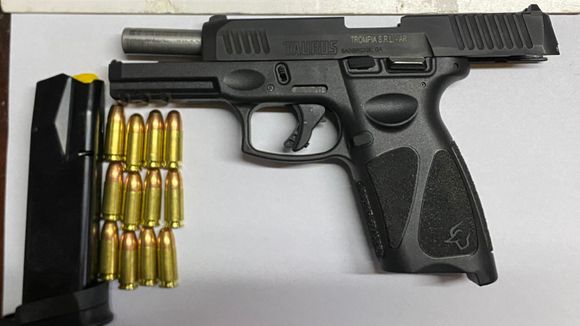Intentó robarle la cartera a una mujer, se tiroteó con un policía retirado y terminó herido