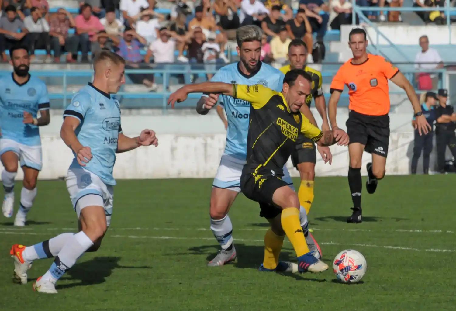 Martín Michel, delantero de Santamarina.