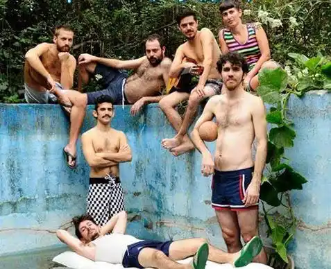 Músicos independientes en un espacio ubicado junto al mar