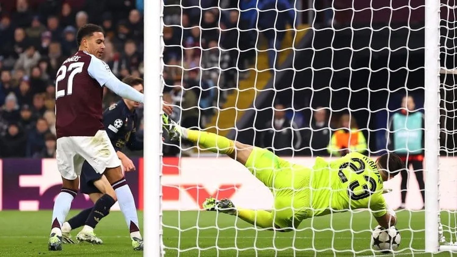 Con un "Dibu" Martínez homenajeado y figura, Aston Villa igualó ante Juventus en la Champions League