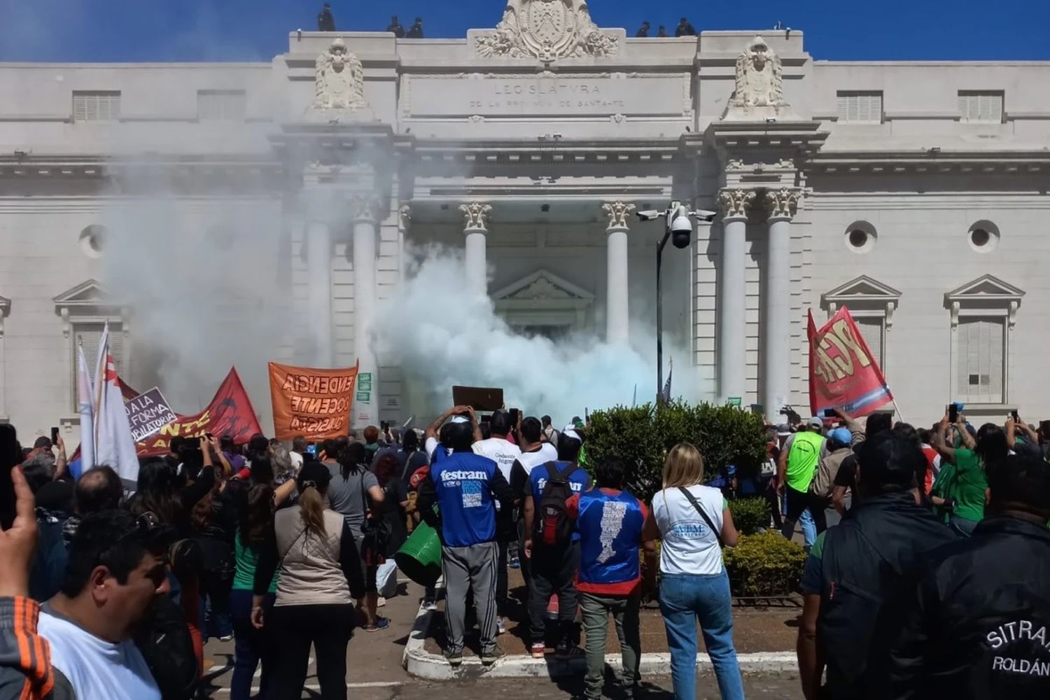 Hubo incidentes frente a la legislatura de Santa Fe.