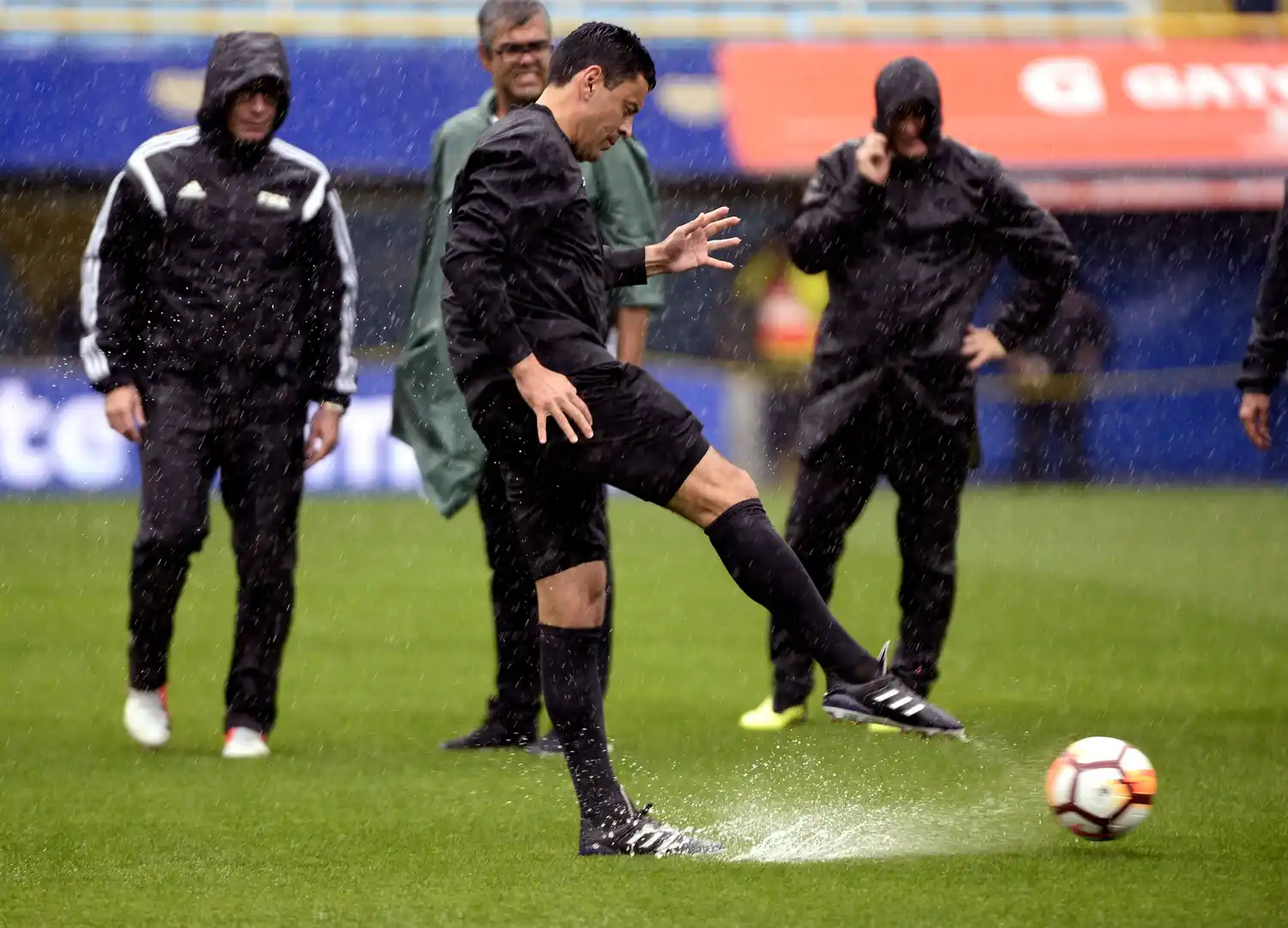 Se anegó la cancha de Boca y la primera final con River fue postergada para esta tarde