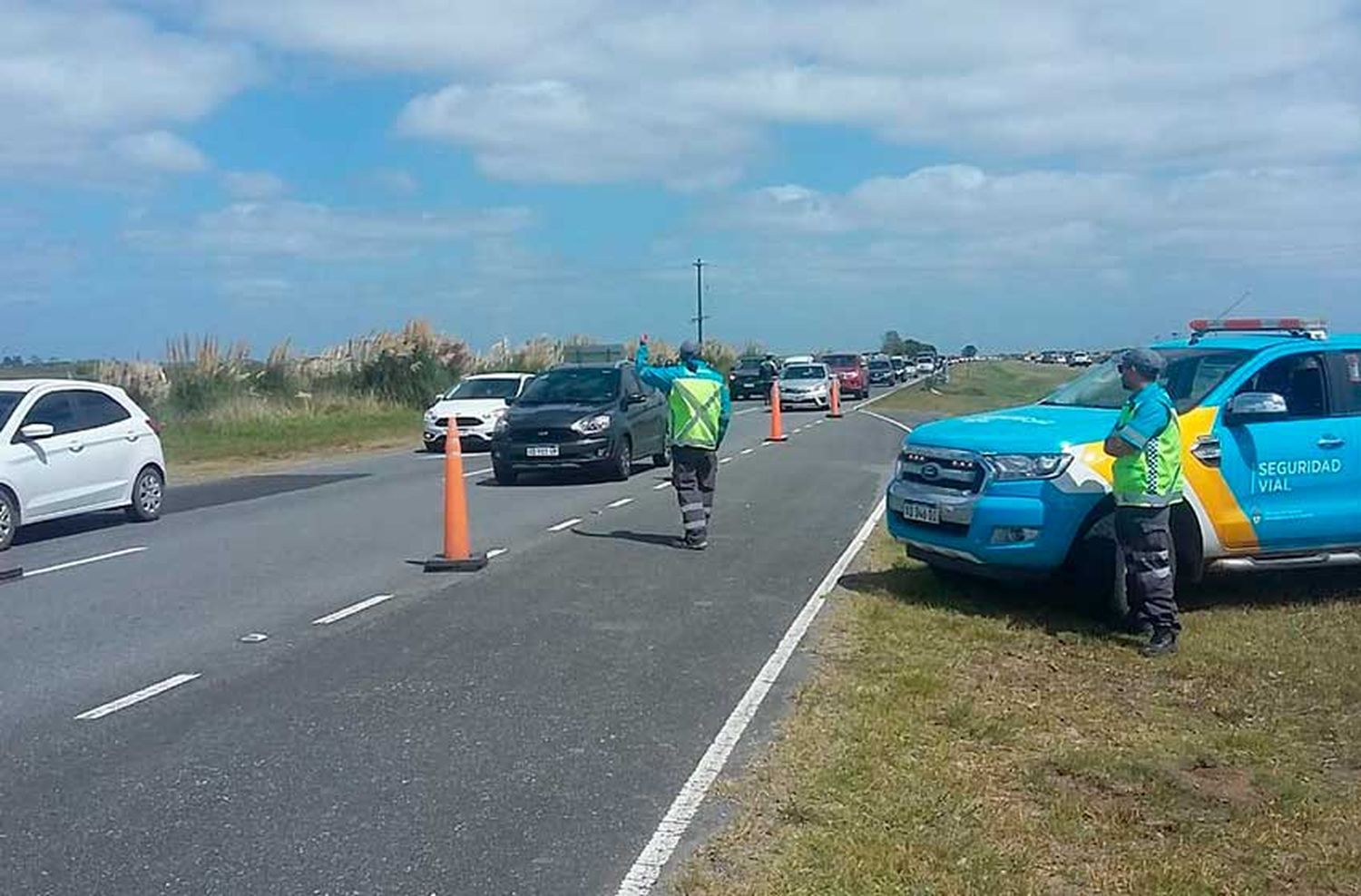 Refuerzan los controles en las rutas para evitar la circulación por las banquinas