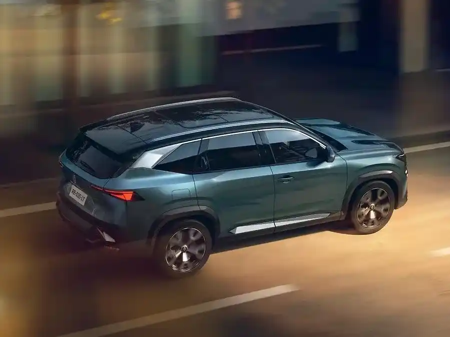 La versión Evolution incluye seis airbags, frenado autónomo de emergencia, control crucero adaptativo, mantenimiento de carril, faros Full LED, cargador inalámbrico y tapizados premium.