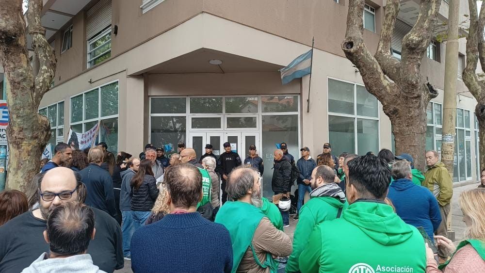 La policia custodia el ingreso a la delegación marplatense