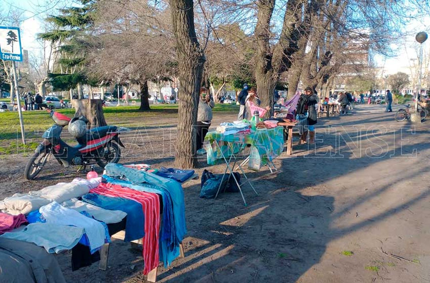 Con la mitad de los puestos, reabrió la feria de Plaza Rocha