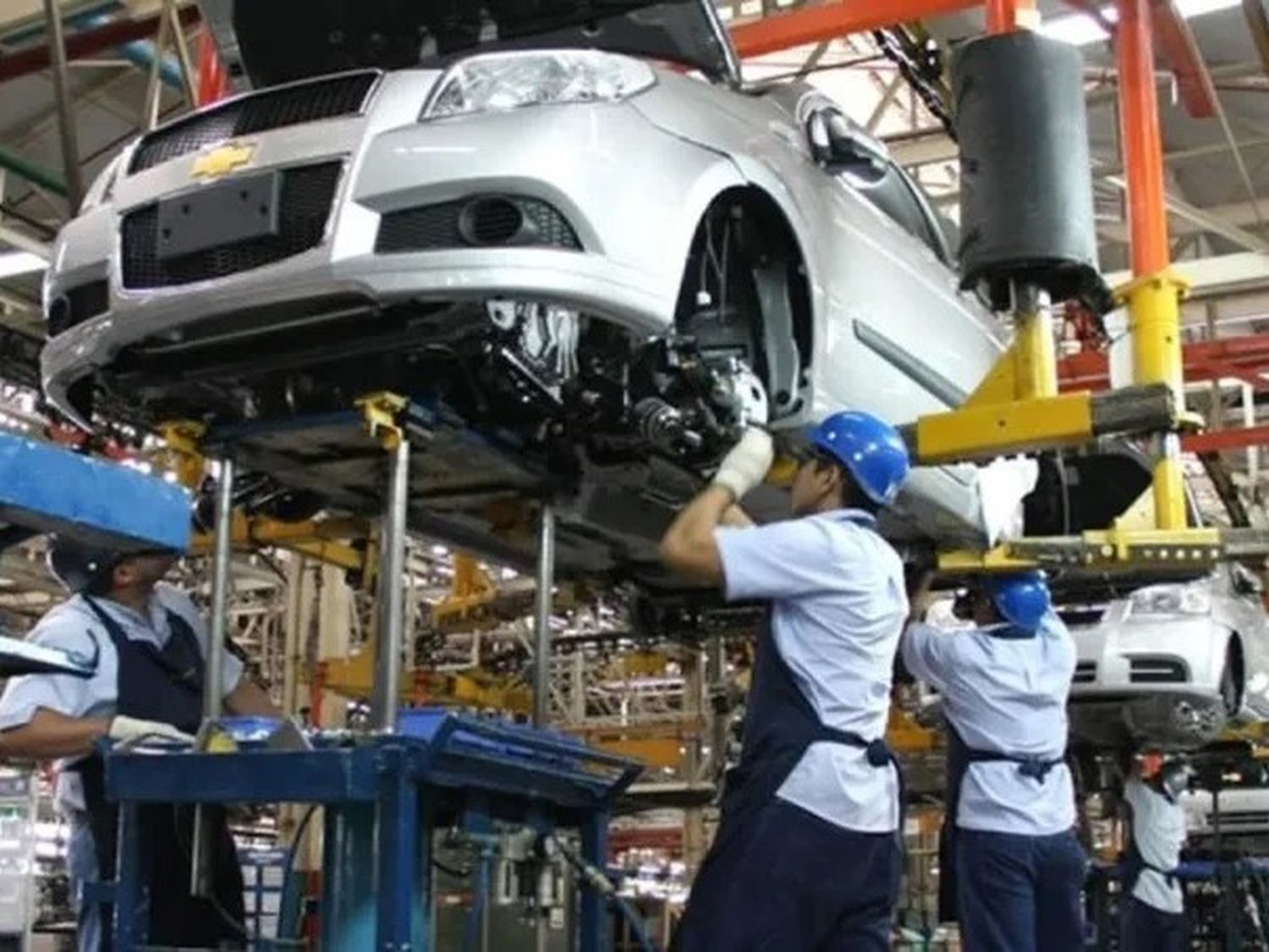 Por paradas técnicas, se redujo el ritmo de la producción de automóviles durante julio