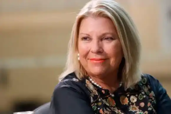 Carrió cruzó a Milei por sus críticas al periodismo: "No sabe a dónde va y por eso culpa a los medios"