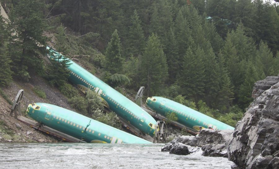 Fuselajes de Boeing 737 terminan en un río tras descarrilar el tren que los llevaba