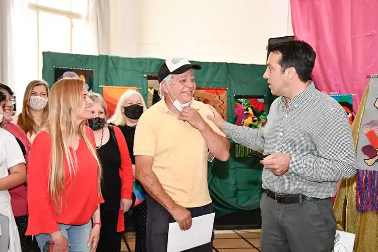 Reconocimiento al artista plástico Enrique Parisey