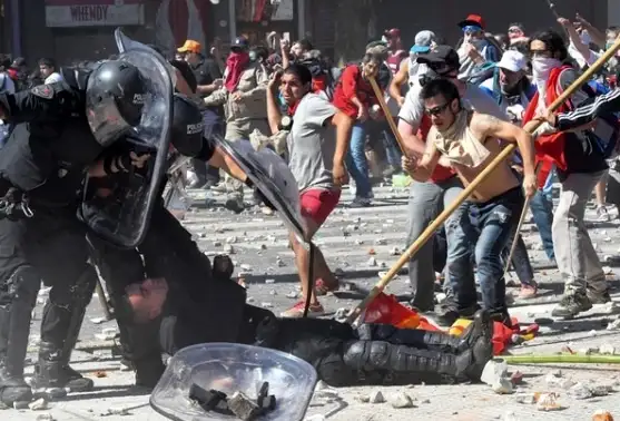 Detuvieron al policía y a los dos manifestantes que eran buscados
