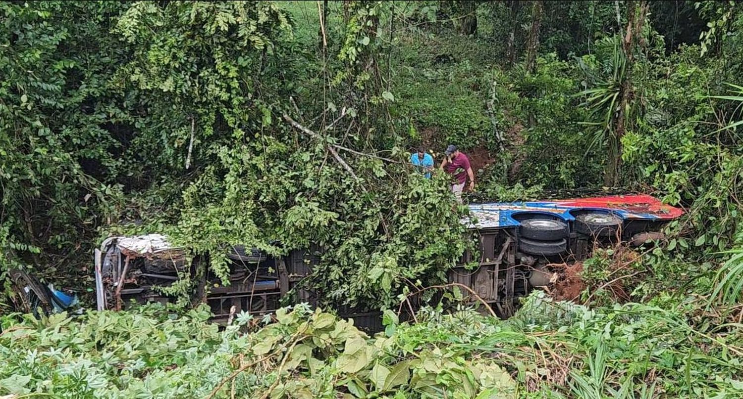 ¡RUMBO A EE.UU.! 60 migrantes venezolanos viajaban en autobús que cayó por un voladero en Costa Rica