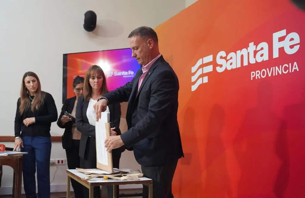 Enrico encabezó la apertura de sobres Provincia inició el proceso licitatorio al que se presentaron 30 ofertas para intervenir en 4.600 kilómetros de rutas.