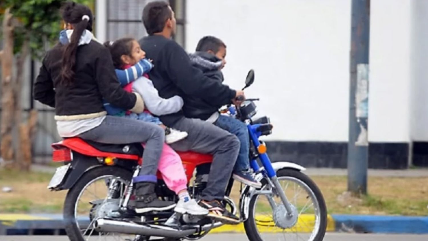 Meten a MOTORIZADOS POR EL CARRIL: ¿Cómo se adaptan a las nuevas normativas? (VIDEO)