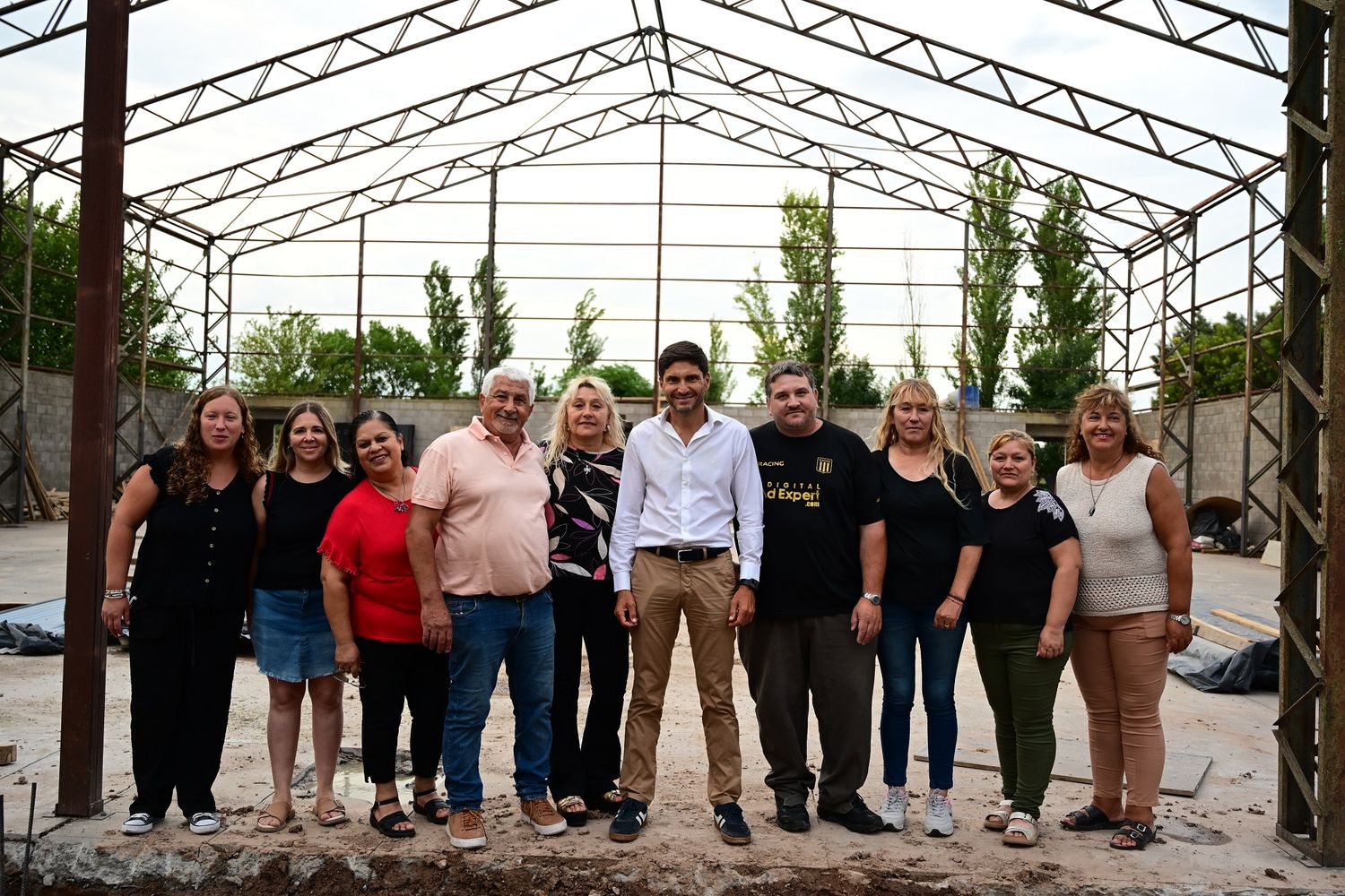 El gobernador Pullaro y el presidente De Nenne en el futuro SUM de la Escuela Primaria / crédito Gobierno de Santa Fe