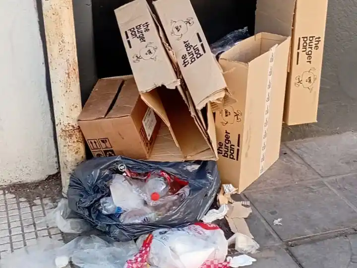 Quejas por un local que deja la basura en la vereda