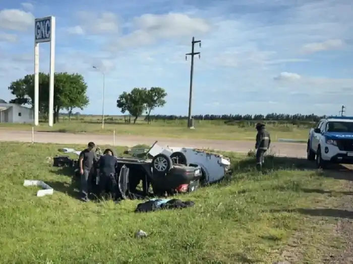 Susto en la Ruta 14: un auto volcó y terminó con sus ocupantes hospitalizados