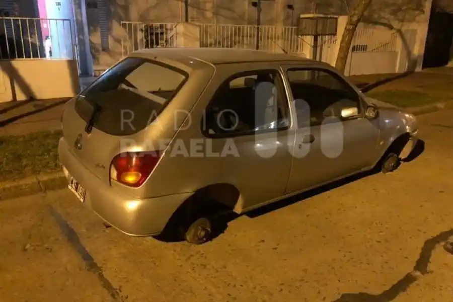 Se fueron a dormir, dejaron el auto afuera tres horas y les robaron dos ruedas